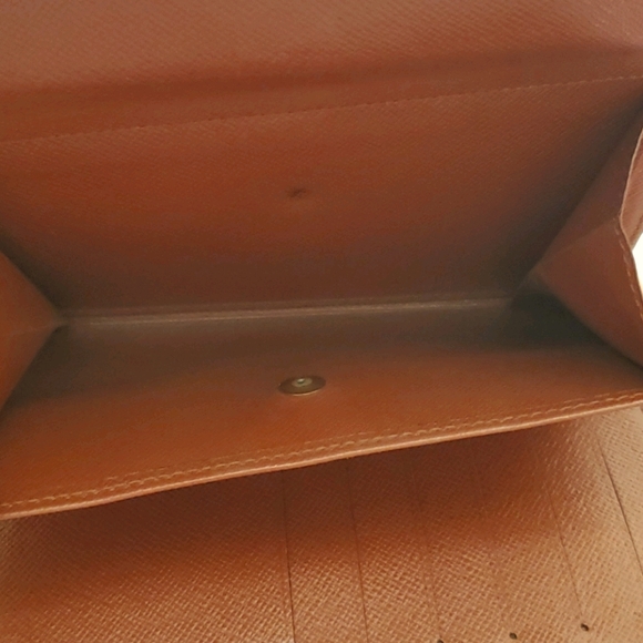 Louis Vuitton Midsize Wallet - Picture 8 of 17